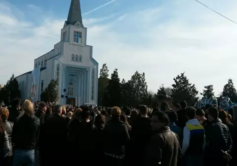 Durere fără margini la înmormântarea tinerilor care au murit în accidentul din Mamaia