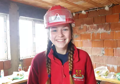O irlandeză a trecut prin probe de foc, doar ca să vină în România | Ce face aici tânăra de 17 ani
