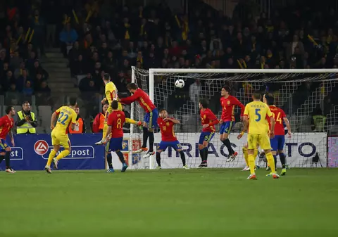 Amicalul cu Spania (0-0) a confirmat faptul că tricolorii au două fețe. ^România joacă modest cu cei slabi și binișor cu cei puternici