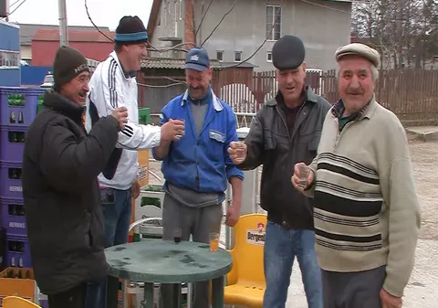 Botoşănenii ţin la tradiţii! Au băut cele 40 de păhărele de alcool! „Ahhh că tare e bună...Udrea” GALERIE FOTO