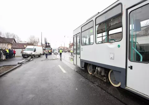 Accident în Cluj Napoca. Un stâlp de electricitate a căzut peste un tramvai. Un copil a fost rănit