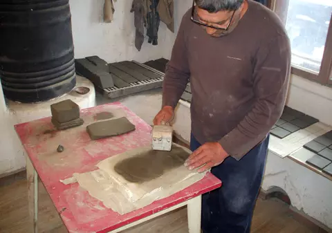 Povestea meşterului olar care a terminat filologia, iar acum are comenzi pentru sobe din toată România