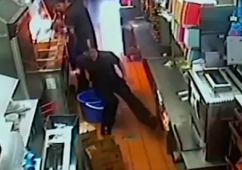 ȘOCANT! O româncă a căzut într-o găleată cu ulei încins într-un celebru lanț de fast food /VIDEO