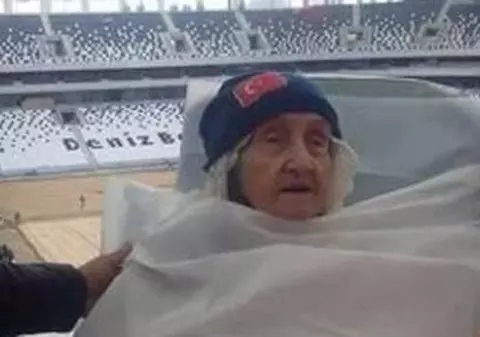 O fană de 100 de ani a lui Beșiktaș Istanbul a ajuns la stadion pe un pat mobil