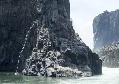 Au sărit de la 30 de metri în cascada Victoria, printre crocodili și pești tigru / VIDEO