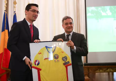 România a arătat lumii tricoul cu care se va prezenta în Franța / GALERIE FOTO