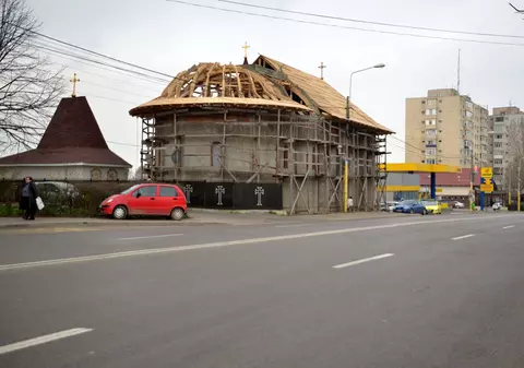 Se întâmplă în Constanța! Ce iese prin acoperișul unei biserici! GALERIE FOTO