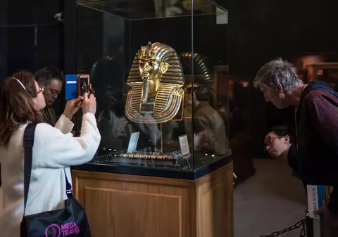 Cercetătorii susțin că mormântul lui Tutankamon ascunde mai multe camere secrete. Într-una din încăperile misterioase s-ar odihni regina Nefertiti
