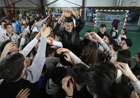 Rapidiștii au împărțit bilete la Școala nr. 162 din Giulești. Vineri, Rapid - Dunărea Călărași, derby-ul din Liga 2/ FOTO