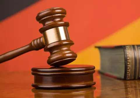 Uluitor! Acuzat de corupție, a venit la tribunal cu un alai de 66 de avocați