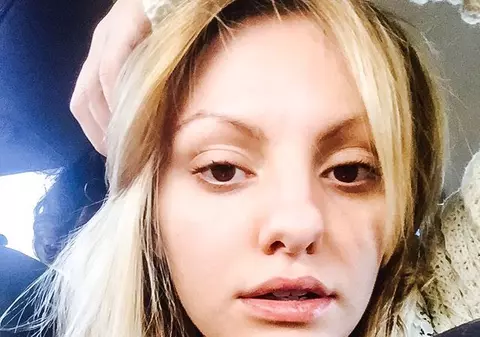 Alexandra Stan și-a expus sânii după ce s-a spus că și-a pus silicoane. Artista a renunțat la sutien