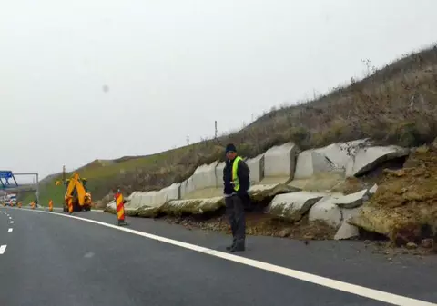 Autostrada A6 a fost curăţată de pământ! Se reia traficul!