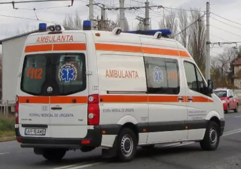 Vijeliile puternice fac victime! O femie a ajuns de urgenţă la spital, după ce a fost lovită de un panou publicitar!