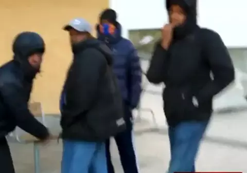 Jurnaliști atacați în Stockholm în timp ce voiau să facă un reportaj despre criza imigranților / VIDEO