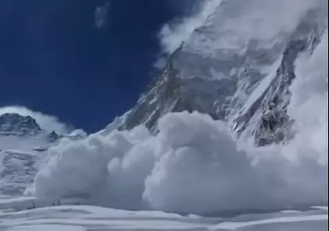 Risc de avalanșă în Făgăraș. Stratul de zăpadă măsoara peste 170 de centimetri