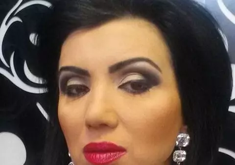 Adriana Bahmuţeanu, fotografiată imediat după operaţie. Deşi e sub anestezie, a găsit puterea să zâmbească