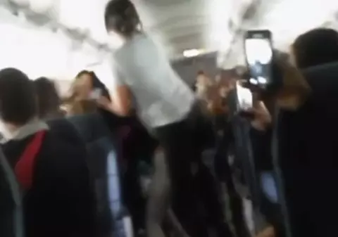 Bătaie între femei la bordul unui avion. Motivul incredibil pentru care au început să se tragă de păr / VIDEO