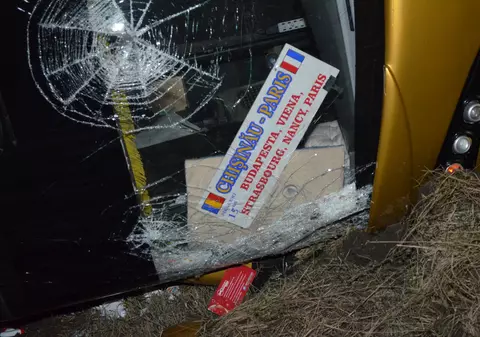 Clipe de groază în Bacău! Autocar răsturnat după ce șoferul a adormit