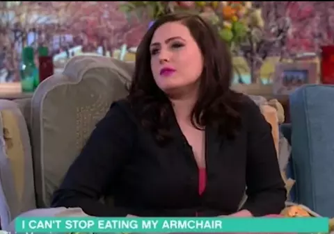 A înghițit peste 2.000 de bureți de vase și nu se poate abține să nu-și mănânce canapeaua!
