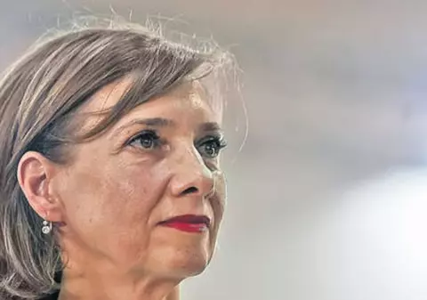 Carmen Iohannis, ținută lejeră în Afganistan. Cum s-a îmbrăcat Prima Doamnă pentru vizita la baza militară / FOTO