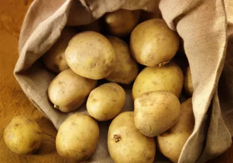 Pui cartofii la păstrare în frigider? Motivul pentru care nu ar trebui să mai faci asta niciodată