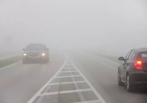 Ceață densă pe autostradă! Un nou accident s-a produs între un TIR și o autoutilitară!