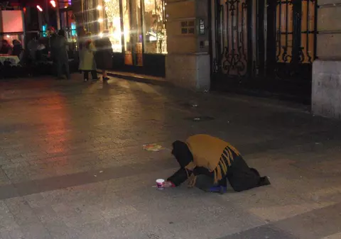 EXCLUSIV | Ca să nu piardă pasul cu marile câştiguri, traficanţii de carne vie s-au reorientat.  Plasează bărbați pe piaţa prostituţiei şi în reţele de hoţi