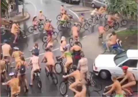 Au pedalat în pielea goală, într-un protest inedit / VIDEO