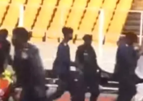 Război din pricina unui gol anulat. Arbitrul a fost desfigurat! Poliția a intervenit în forță / VIDEO