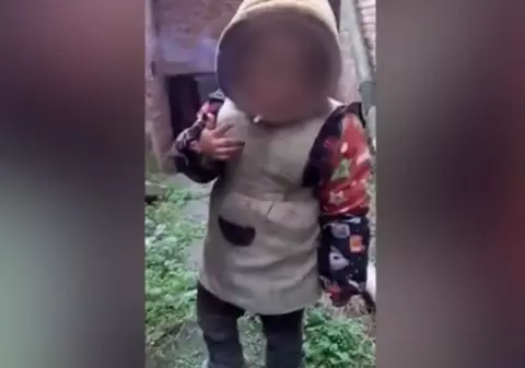 VIDEO ȘOCANT: Un copil fumează, în timp ce tatăl îl încurajează în hohote de râs