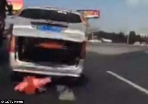 Imagini incredibile: Un copil a căzut din mașină, iar bunicul său a condus mai departe. Ce s-a întâmplat/VIDEO