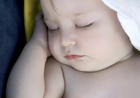 Amendă uriașă și închisoare pentru părinții care își postează copiii mici pe Facebook!