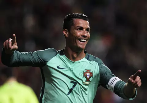 Ultima nebunie a lui Cristiano Ronaldo. Și-a amețit un adversar cu o pasă ireală / VIDEO