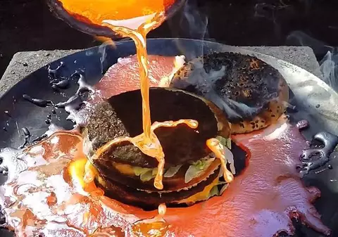 Nimeni nu se aştepta la aşa ceva. Ce se întâmplă dacă torni cupru topit pe un BigMac | VIDEO