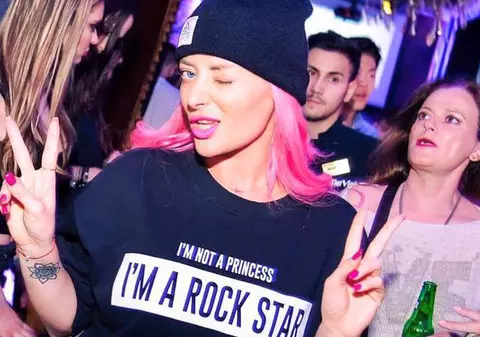 EXCLUSIV/ Își aduce recuzita din străinătate, ca starurile internaționale. Nouă camioane pentru Delia!