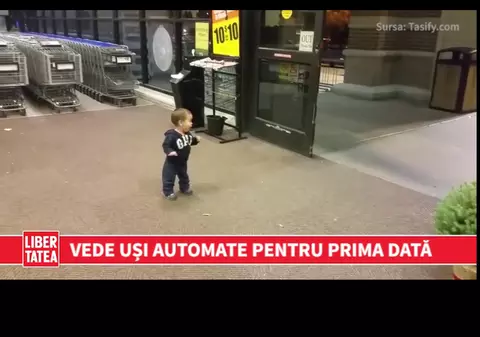 Vede pentru prima dată uși automate. Cum reacționează | VIDEO