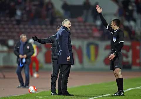 Edi Iordănescu a luat foc, după ce a fost din nou eliminat: ^”De acum, voi veni la meciuri în cătușe! Sunt trimis în tribune pentru că aplaud”