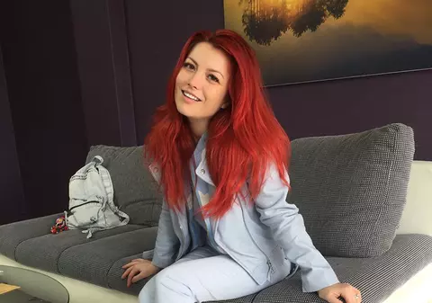 Este superbă pe scenă, dar uite cum arată în realitate Elena Gheorghe fără machiaj!