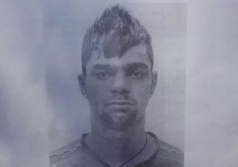 A evadat de sub nasul polițișilor, deși era încătușat! Dacă l-ai văzut, sună la 112!