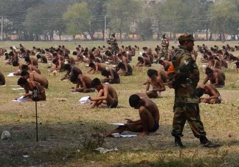 Metodă inedită de a împiedica copierea! Examen în chiloți!