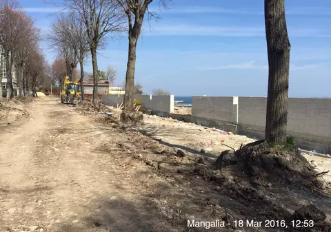 Un zid de beton a fost înălţat pe faleza din Mangalia! Oamenii sunt scandalizaţi şi vor să îl dărâme! GALERIE FOTO