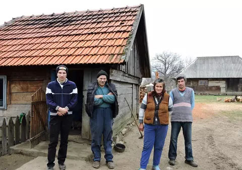 EXCLUSIV | Românii din satul fără electricitate sau apă, care n-au văzut niciodată un senator sau deputat