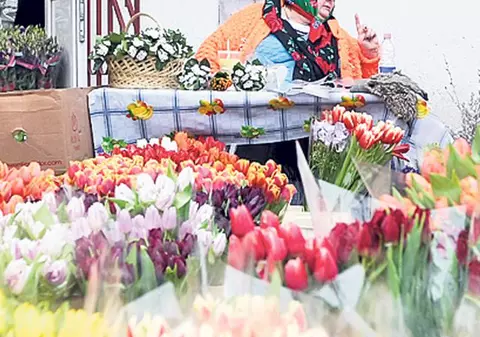 Ghinion pentru o florăreasă, cu o zi înainte de 1 Martie. A fost bătută pentru că stătea pe un loc "interzis"