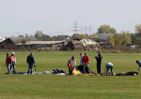 EXCLUSIV. Parașute ”expirate” și parașutiști fără autorizație? | Documente-bombă dau peste cap ancheta în cazul accidentului aviatic de la Clinceni