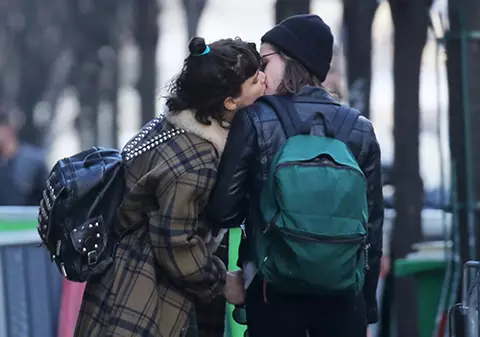 Nu se mai ascunde! O actriţă celebră, sărut pasional cu o femeie pe străzile din Paris!