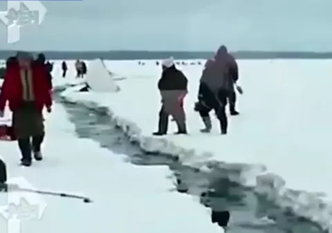 Momente dramatice! Mai mulți oameni care pescuiau la copcă au fugit să se salveze după ce o bucată de gheață s-a rupt / VIDEO
