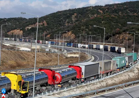 Coloană pe cinci kilometri pe autostrada Nădlac-Arad! Ce se întâmplă cu camioanele