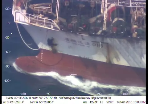 O navă chineză a fost  scufundată de paza de coastă a Argentinei / VIDEO
