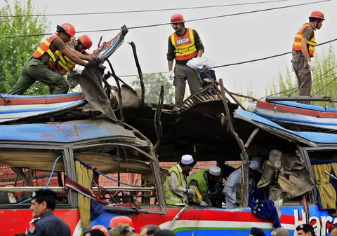 Un autobuz A EXPLODAT în Pakistan. Bilanț negru: cel puțin 16 morți și 24 de răniți | FOTO & VIDEO