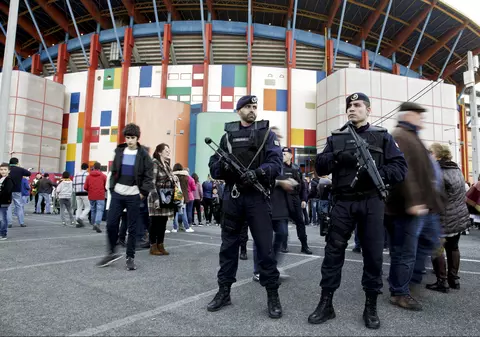 Amicalele interțări au fost vegheate de forțele armate cu degetele pe trăgaci | GALERIE FOTO
